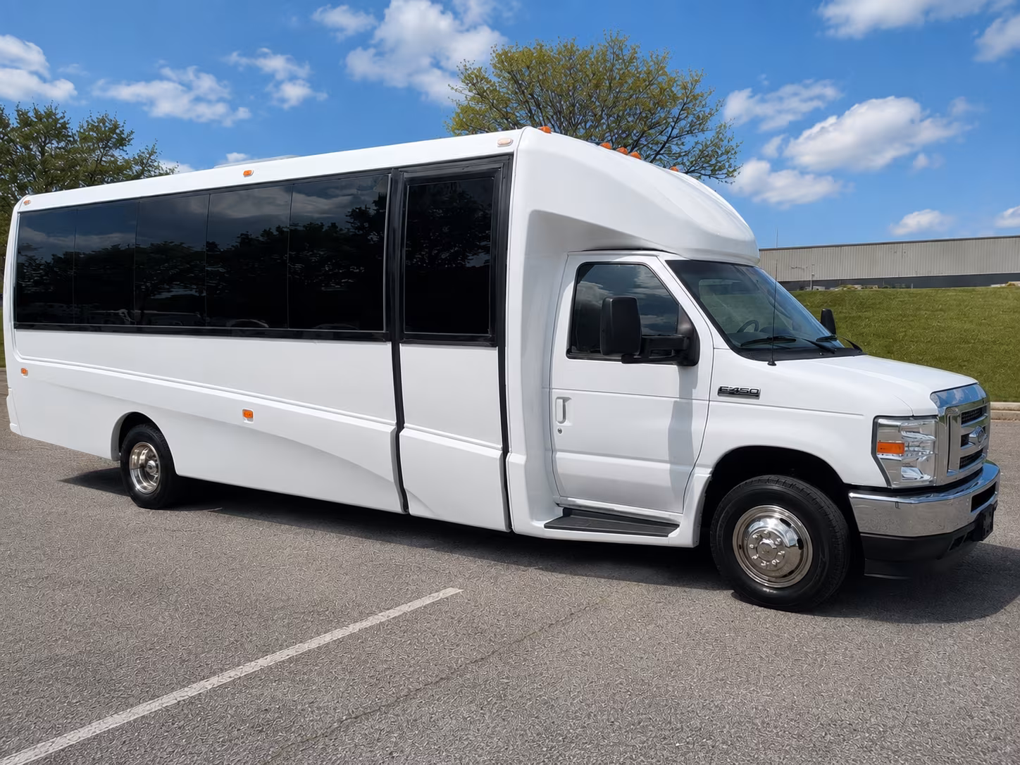 corporate airport transfer buses between warren and dtw